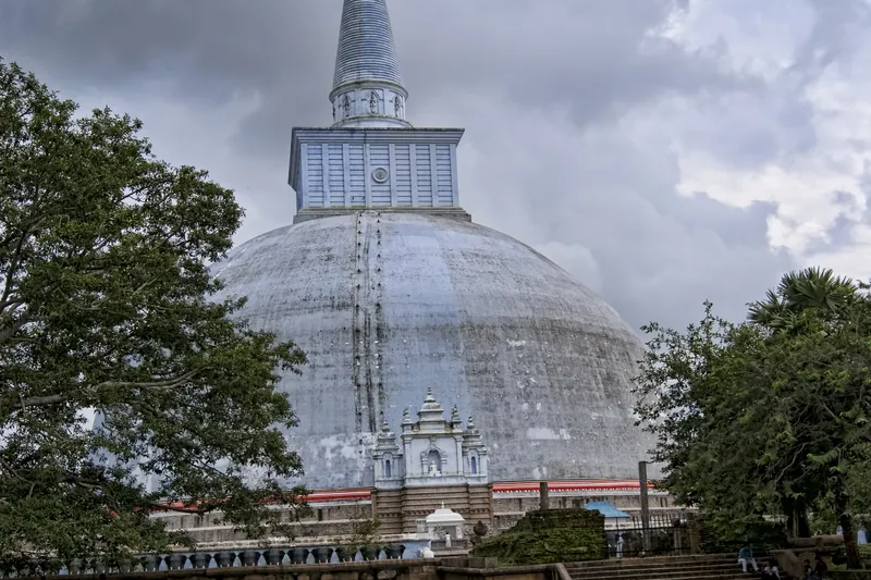 De witte stupa Ruwanwelisaya in Anuradhapura