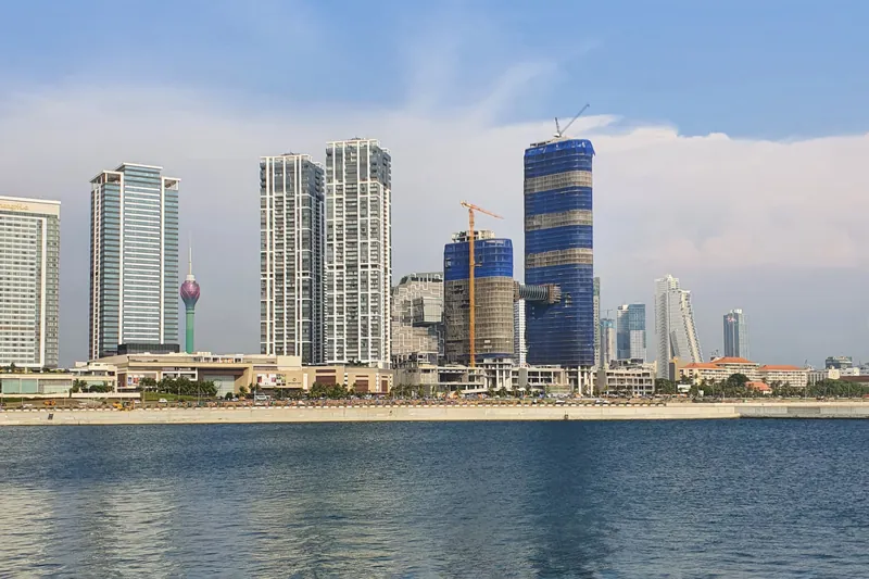 De skyline van Colombo langs de kust