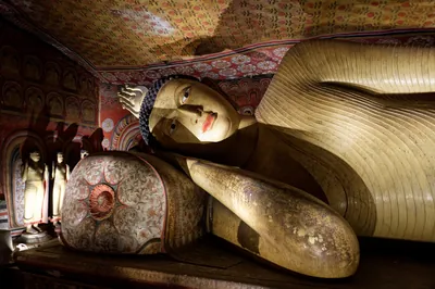 Liggende boeddha in de grottempels van Dambulla