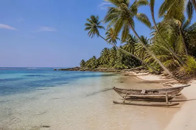 Rustige, door een rif beschutte baai met ondiep water aan de zuidkust van Sri Lanka