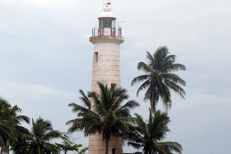 De vuurtoren en stadsmuur van Galle Fort aan de zuidkust