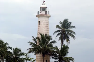 De vuurtoren en stadsmuur van Galle Fort aan de zuidkust