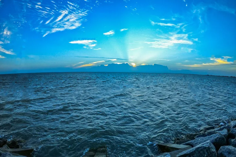 Zonsondergang boven de lagune bij de Sangupiddy-brug in de omgeving van Jaffna