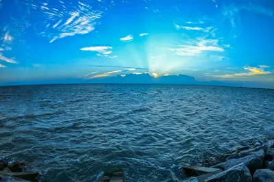 Zonsondergang boven de lagune bij de Sangupiddy-brug in de omgeving van Jaffna