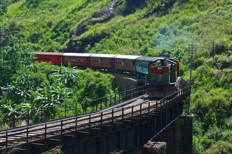 Trein nadert het station van Demodara in het groene heuvelland bij Ella