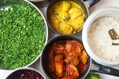 Sri Lankaanse rice and curry met verschillende bijgerechten
