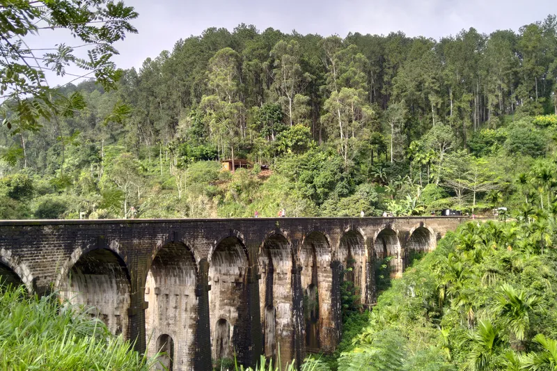 De Nine Arch Bridge tussen de jungle bij Ella