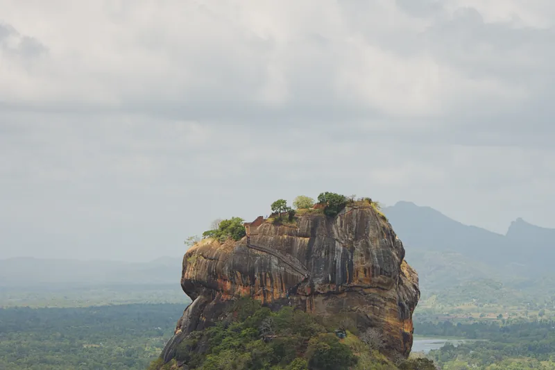 De rotsvesting Sigiriya gezien vanaf de Pidurangala-rots